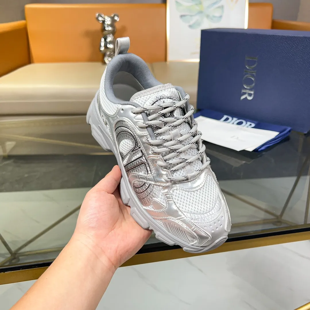 P500 Dior Chrono sneakers are a new product of the 2024 autumn ready-to-wear series, reinterpreting running shoes with Dior's haute couture style. Crafted from beige mesh with laminated leather-effect panels in gold and silver tones, it's highlighted by CD logos on the sides, a star patch on the tongue and a Dior logo on the heel. Featuring tri-color laces, a lightweight sole and star embellishments for a casual look for any season. Size: Female size 35-41 (Female size 41 and 42 can be customized) Male size 39-44 (45/46 can be customized) Color: white, pink, gold, silver, black